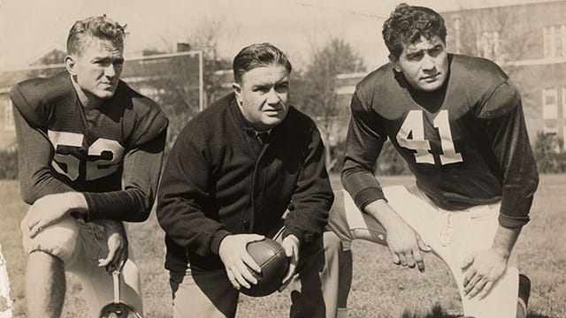 Alabama coach Frank Thomas, center, with quarterback Harry Gilmer, left, and center Vaughn Mancha.